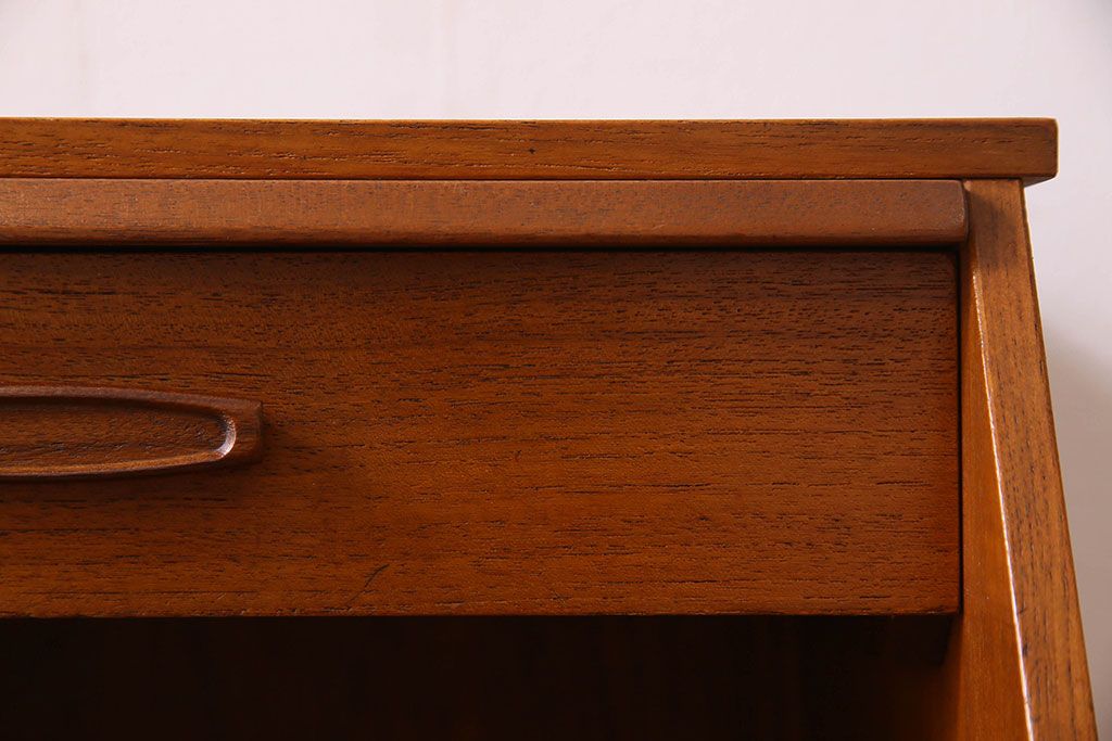 アンティーク雑貨　北欧家具　チーク材製　珍しいデザインのスツール付き電話台(サイドテーブル、花台)