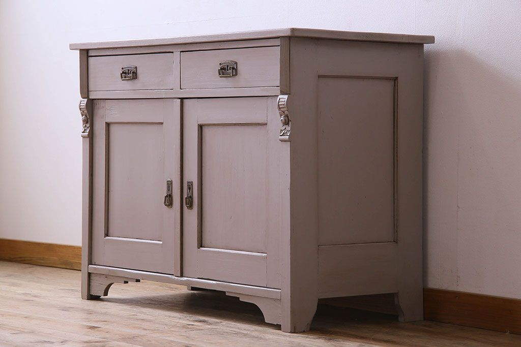 アンティーク家具　フランスアンティーク　パイン材　装飾がお洒落なペイントサイドボード(収納棚)
