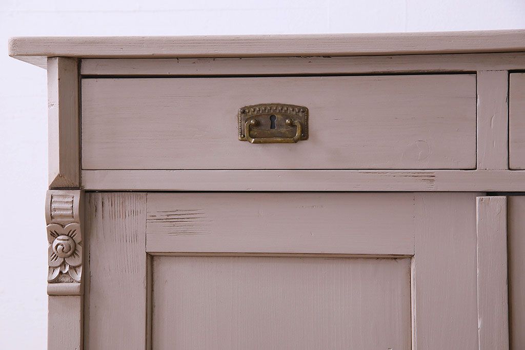 アンティーク家具　フランスアンティーク　パイン材　装飾がお洒落なペイントサイドボード(収納棚)