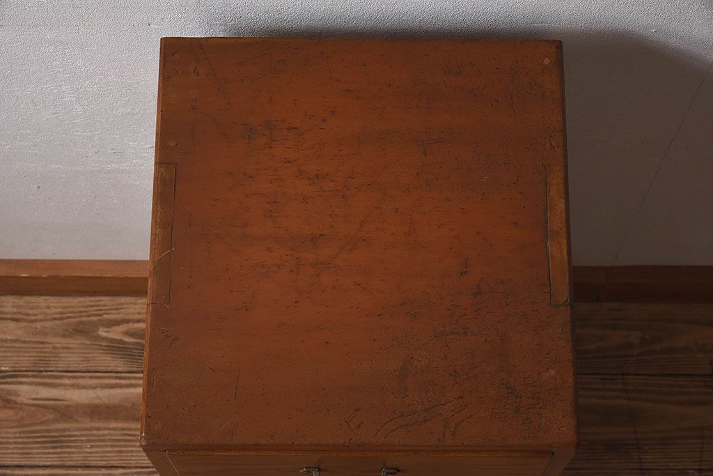 アンティーク雑貨　昭和レトロ　和製アンティーク　古い木製の縦型引き出し(ドロワー、チェスト)