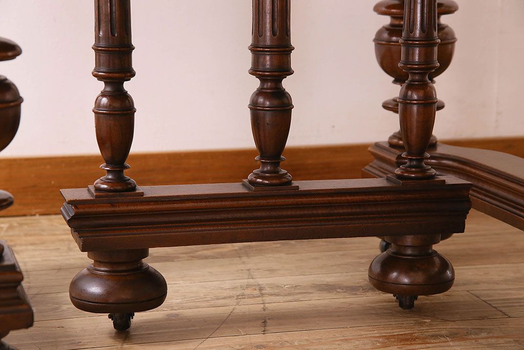 アンティーク家具　イギリスアンティーク　バーチ材　美しい脚のデザインのダイニングテーブル