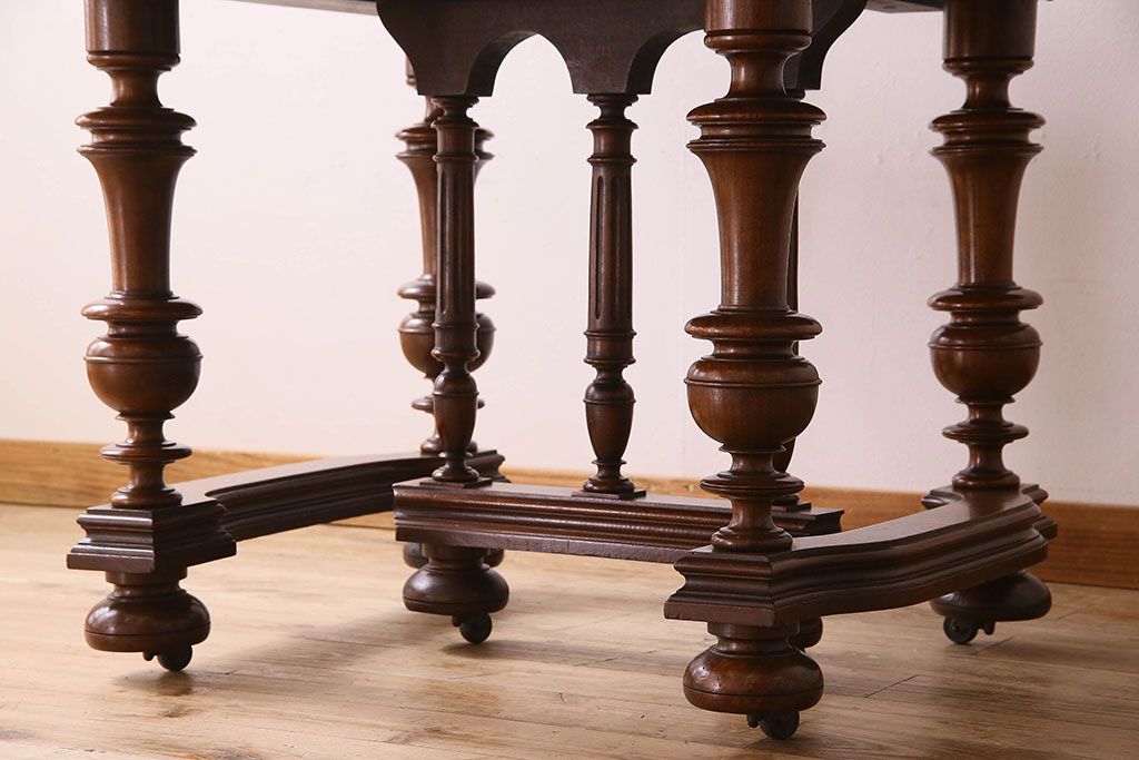 アンティーク家具　イギリスアンティーク　バーチ材　美しい脚のデザインのダイニングテーブル