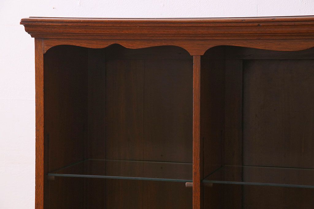 アンティーク家具　英国製　マホガニー材　彫刻が美しい上品な飾り棚(陳列棚)