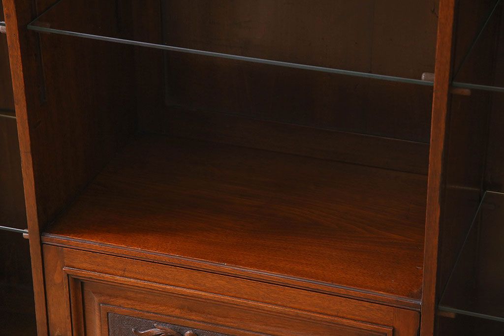 アンティーク家具　英国製　マホガニー材　彫刻が美しい上品な飾り棚(陳列棚)