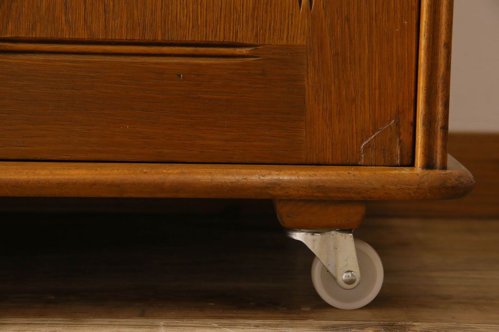 ヴィンテージ家具　イギリスビンテージ　珍しいデザインのサイドボード(収納棚、飾り棚、食器棚)
