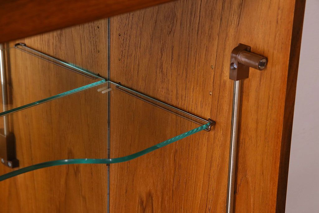 アンティーク家具　G-PLAN(ジープラン)　チーク材　鏡とガラス棚板が印象的なビューローキャビネット(収納棚、戸棚)