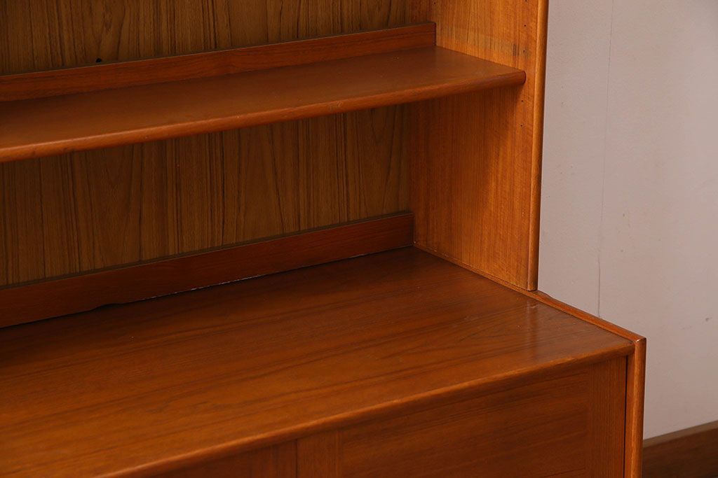 ヴィンテージ家具　北欧ビンテージ　シンプルなつくりと色合いが魅力的なディスプレイキャビネット(飾り棚、陳列棚)