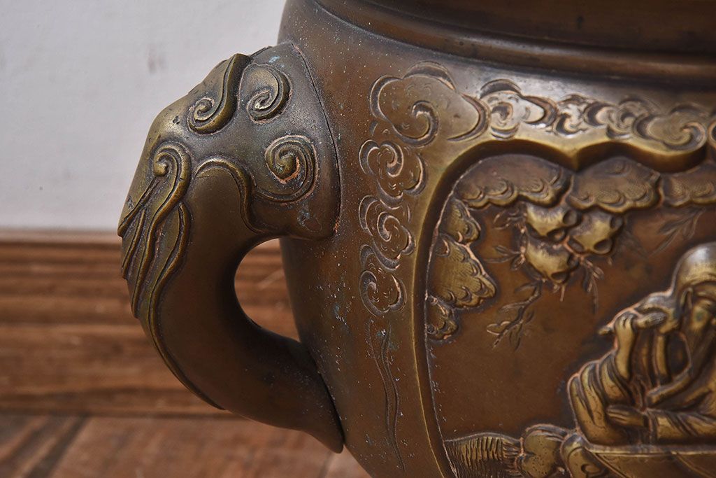 アンティーク雑貨　古民具・骨董　在銘　風情ある彫刻図が魅力的な真鍮火鉢(2)