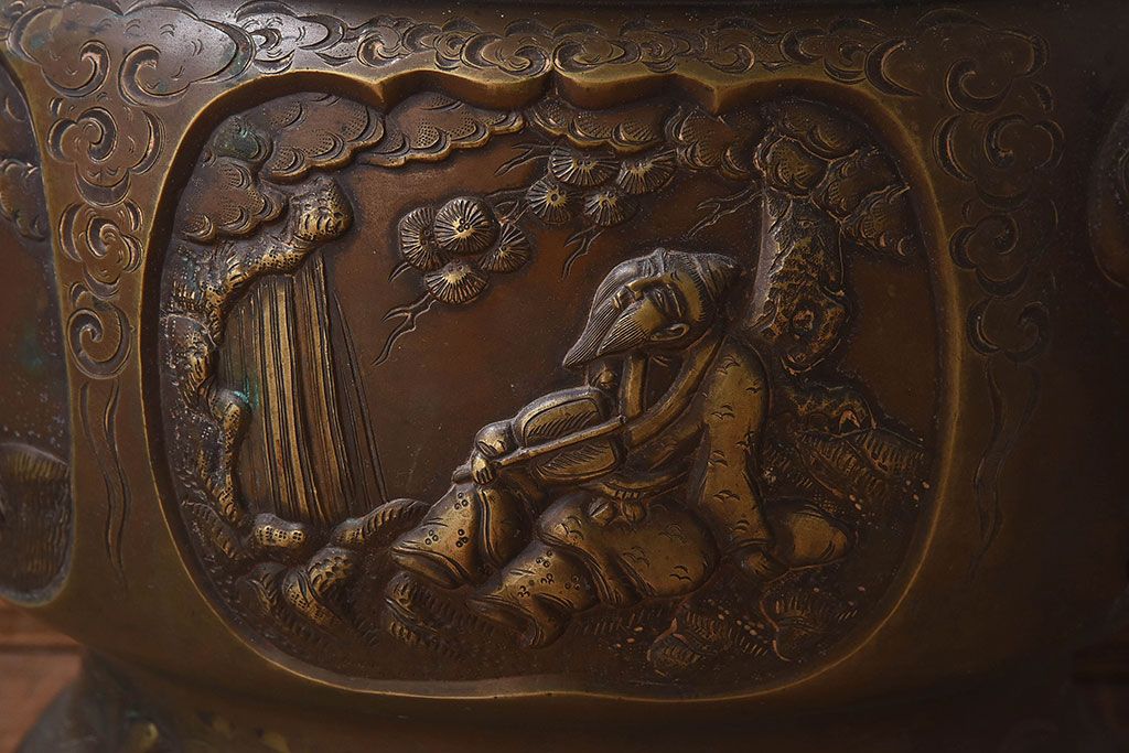 アンティーク雑貨　古民具・骨董　在銘　風情ある彫刻図が魅力的な真鍮火鉢(2)