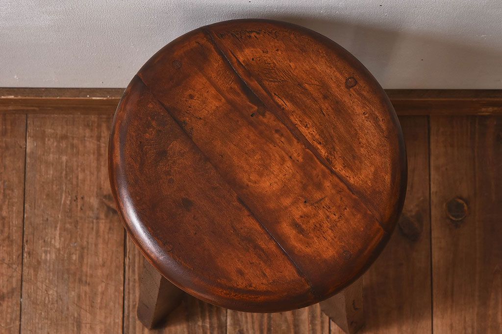 レトロ家具　昭和レトロ　落ち着きのある木の質感が味わい深い丸型スツール(椅子、チェア)(2)