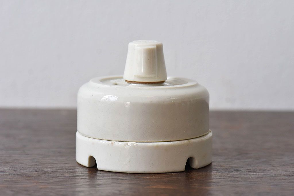 アンティーク雑貨　アメリカ製　陶器　シンプルで可愛らしいアンティークスイッチ