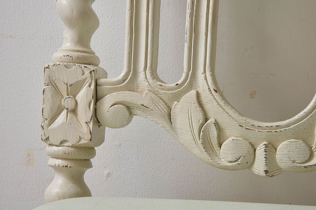 アンティーク家具　フランスアンティーク　上品な彫刻が魅力的なペイントチェア