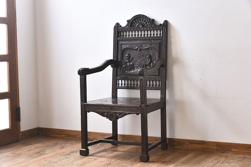 アンティーク家具　イギリスアンティーク　凝った彫刻のデザインが魅力的なチェア(椅子)