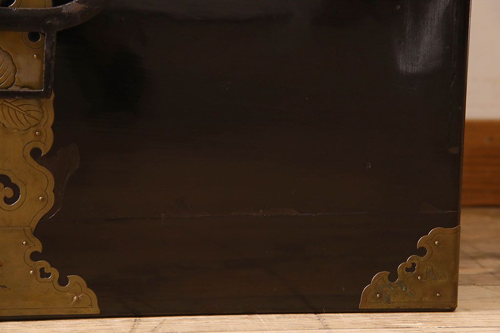 アンティーク雑貨　古民具・骨董　漆塗り　真鍮金具が上品なアンティーク挟み箱(時代箱、収納箱)
