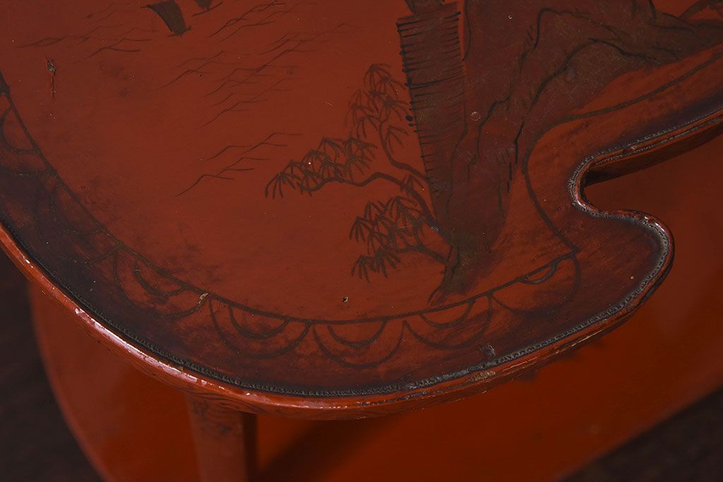 アンティーク雑貨　古民具・骨董　赤の色合いと美しい絵柄が印象的な飾り棚(小棚、丸卓?)