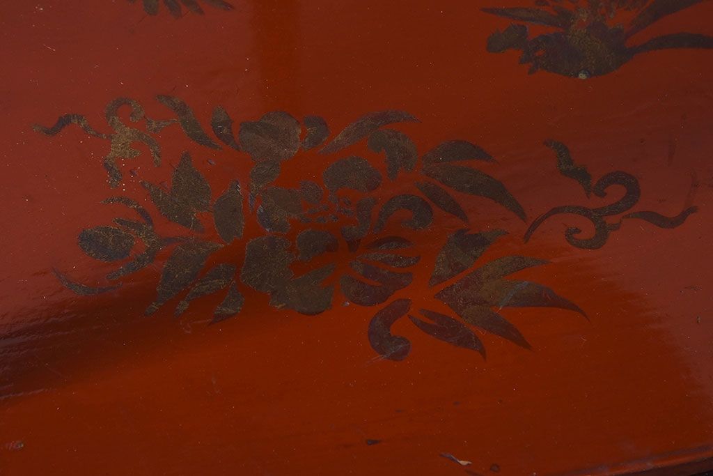 アンティーク雑貨　古民具・骨董　赤の色合いと美しい絵柄が印象的な飾り棚(小棚、丸卓?)