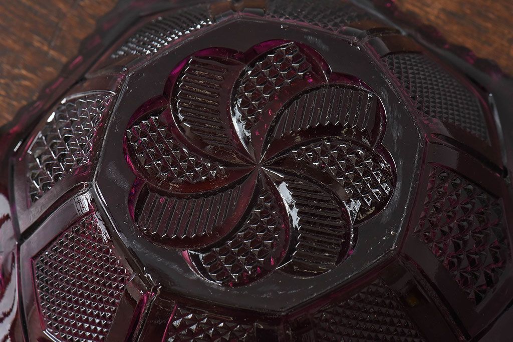 アンティーク雑貨　昭和レトロ　深紫色のプレスガラス製の器(深皿、鉢)