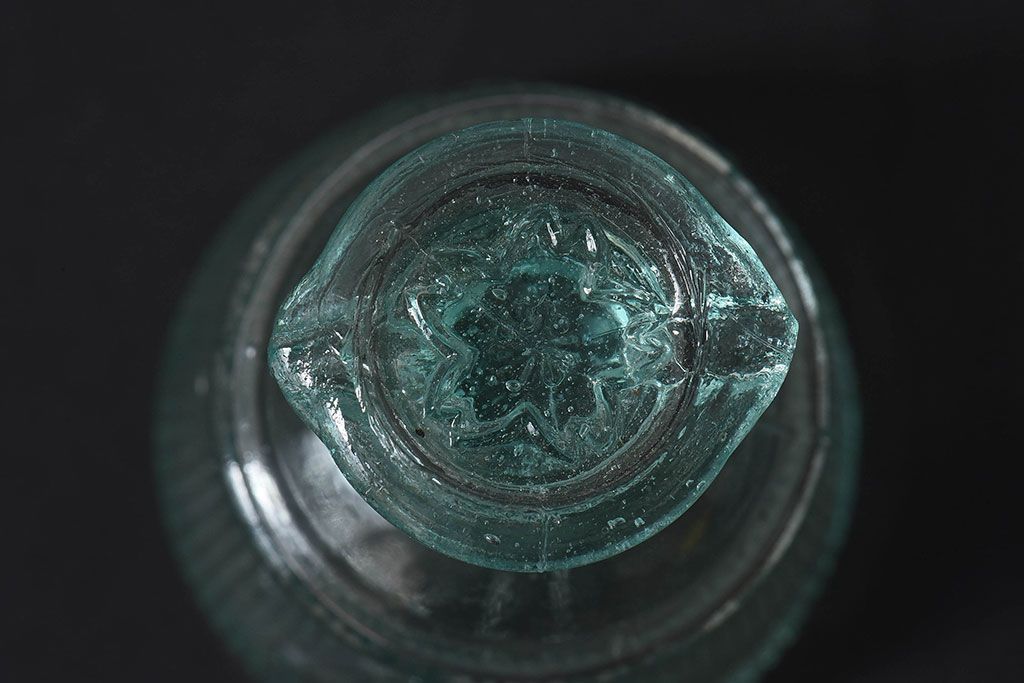 アンティーク雑貨　昭和レトロ　薄い青緑色がさわやかなプレスガラスの醤油さし(醤油瓶)