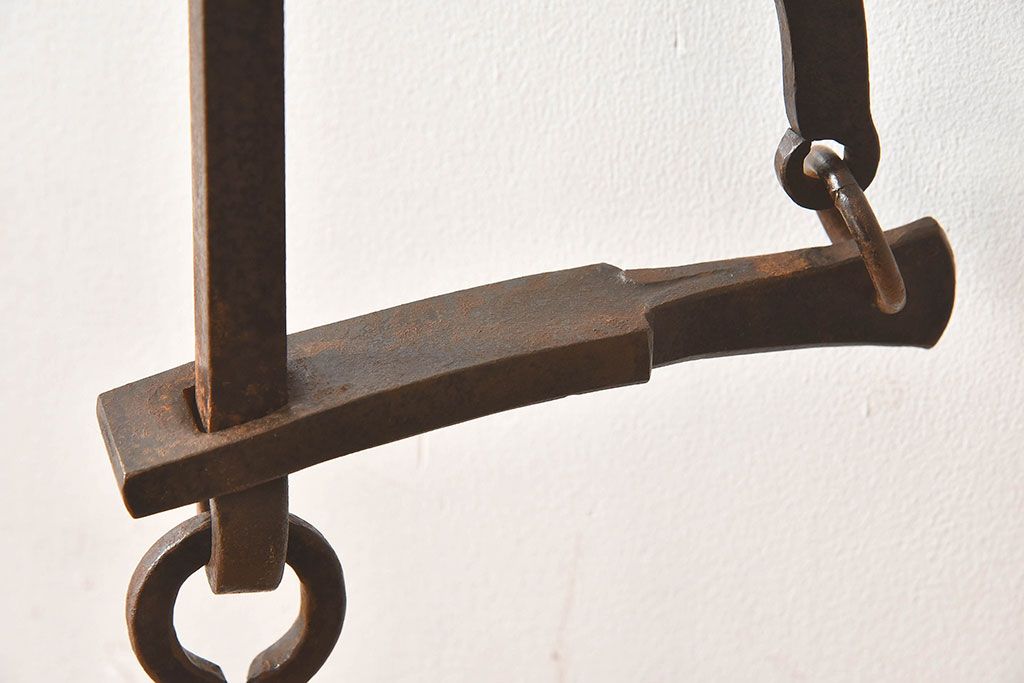 アンティーク雑貨　古民具・骨董　古い質感が味わい深いスライド式の鉄製自在鉤