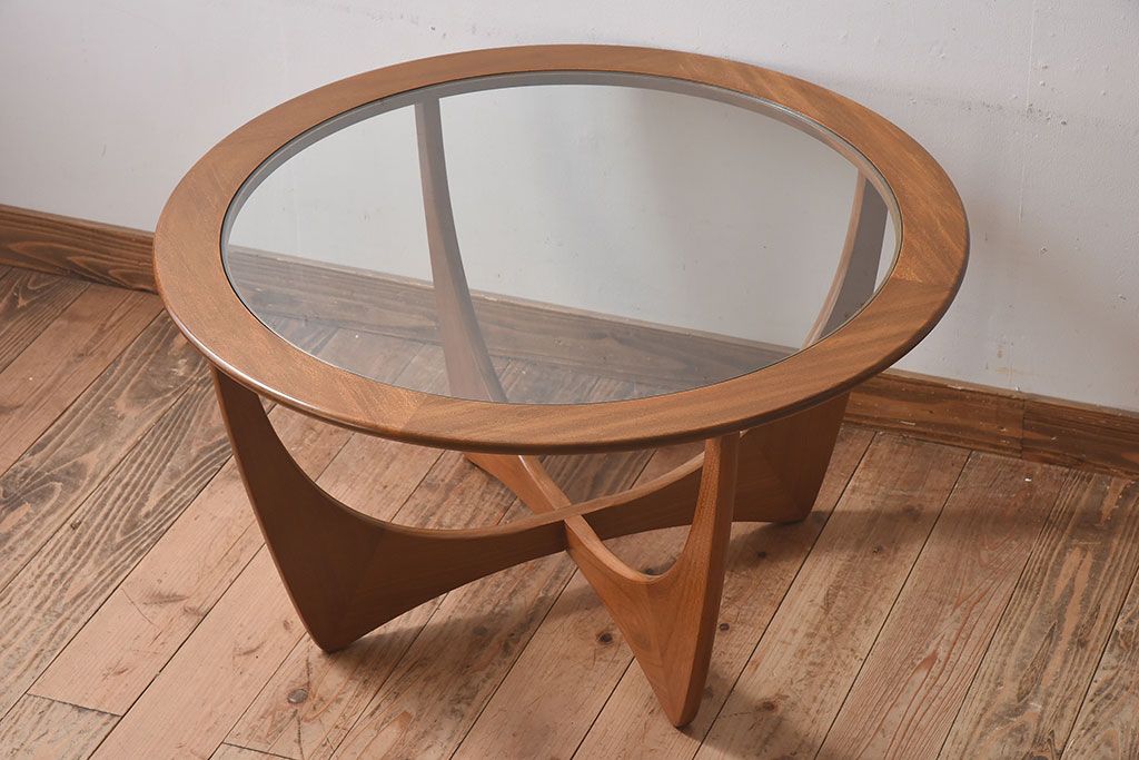 G-PLAN(ジープラン)　北欧家具　デザインの効いた足が特徴のガラストップラウンドテーブル(センターテーブル、コーヒーテーブル、サイドテーブル)
