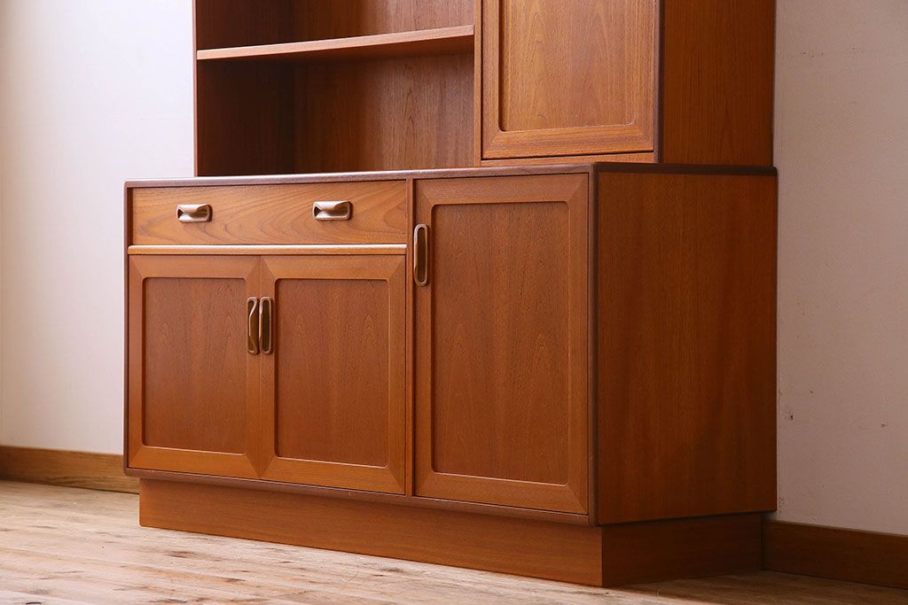 G-PLAN(ジープラン)　北欧スタイル家具　機能性に優れたサイドキャビネット(サイドボード、収納棚)(1)