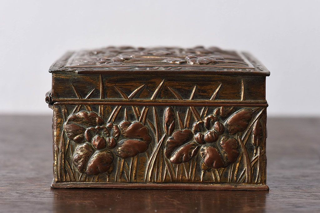 アンティーク雑貨　イギリスビンテージ　花柄が彫刻が味のある小箱(小物入れ)