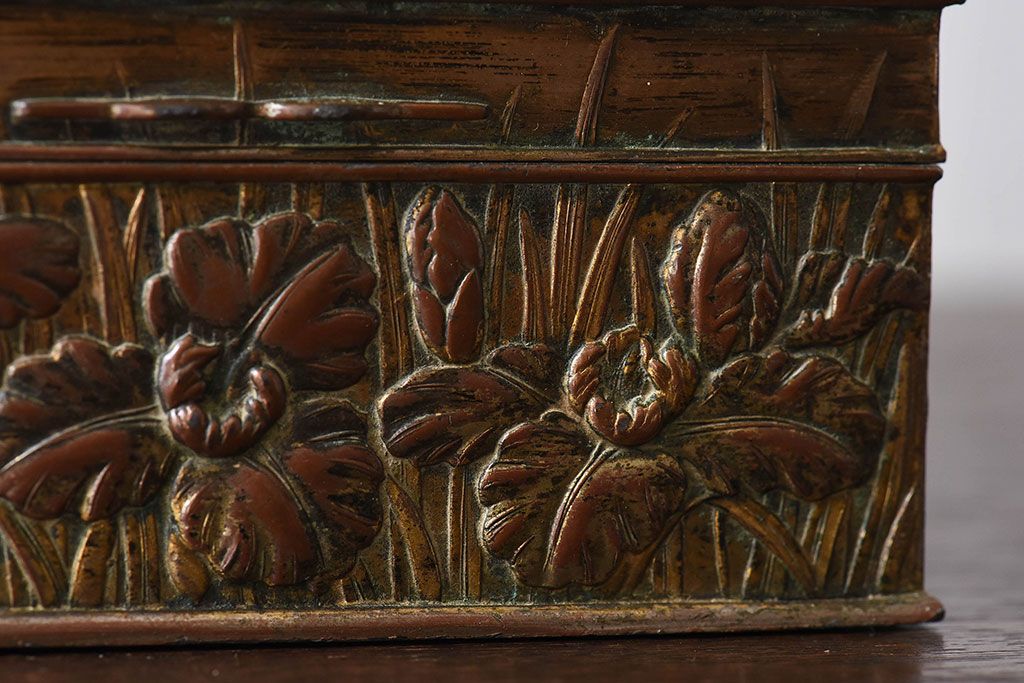 アンティーク雑貨　イギリスビンテージ　花柄が彫刻が味のある小箱(小物入れ)