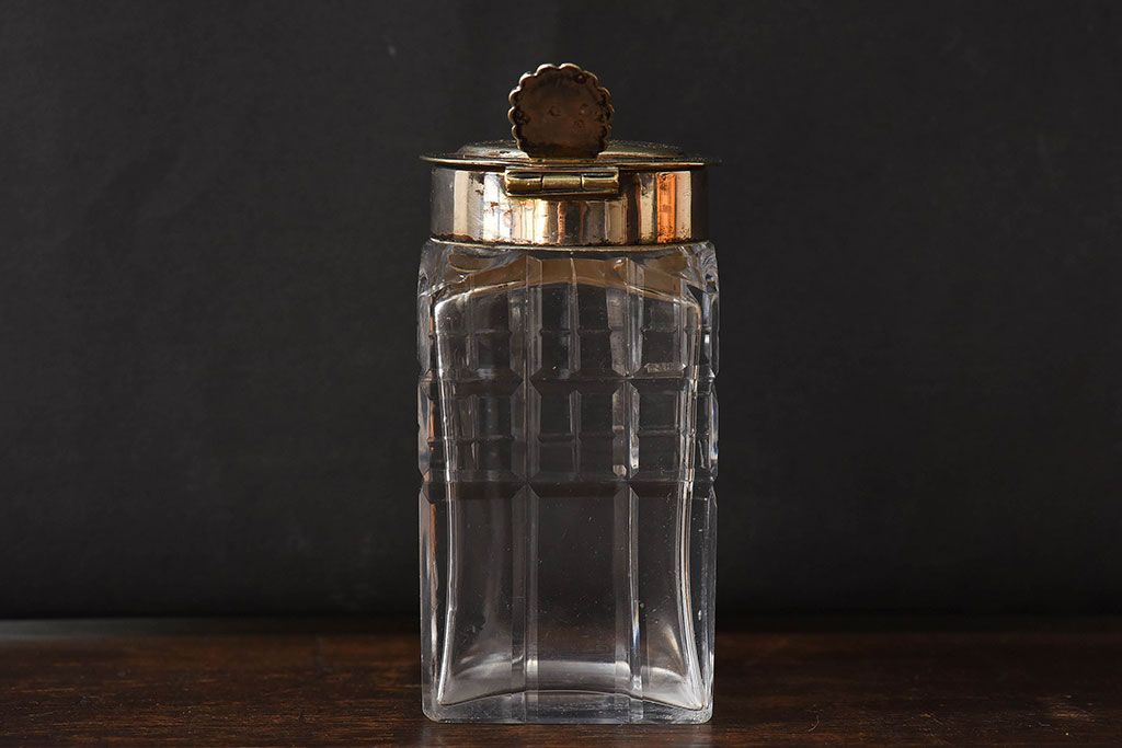 アンティーク雑貨　イギリスビンテージ　蓋のデザインがお洒落なガラス製調味料入れ(ガラス瓶)