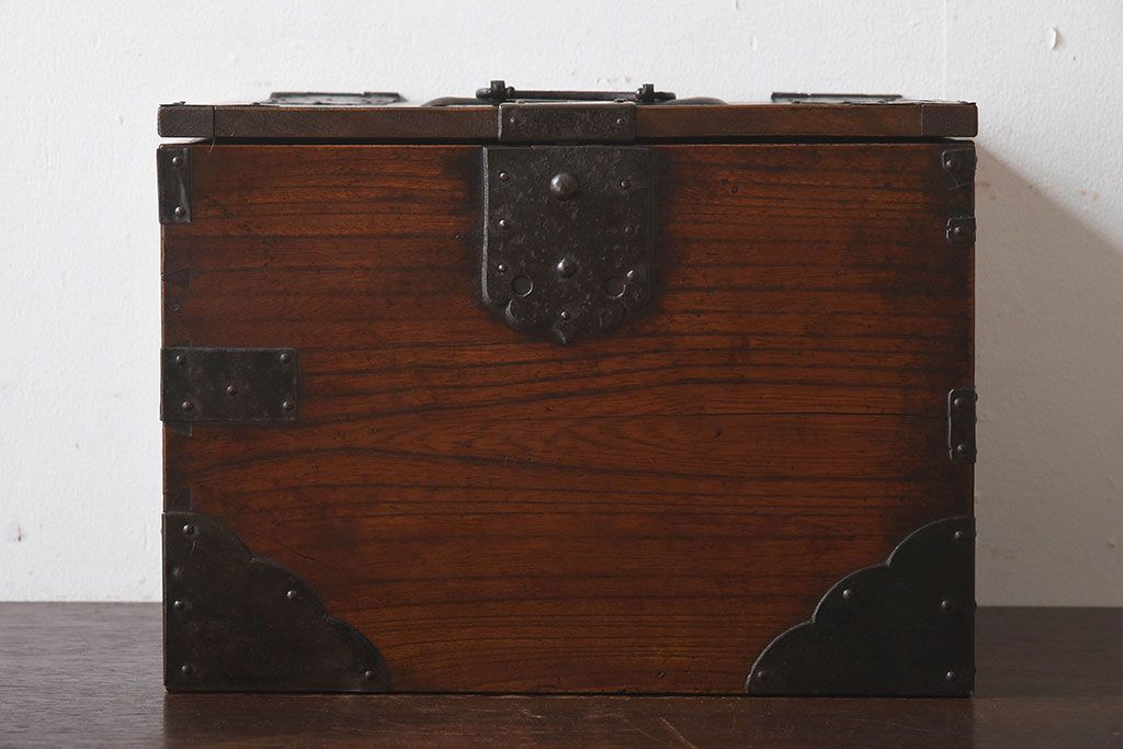 アンティーク雑貨　古民具・骨董　欅材　立派な金具が印象的な硯箱(小引き出し、小箱、小物入れ、木箱)