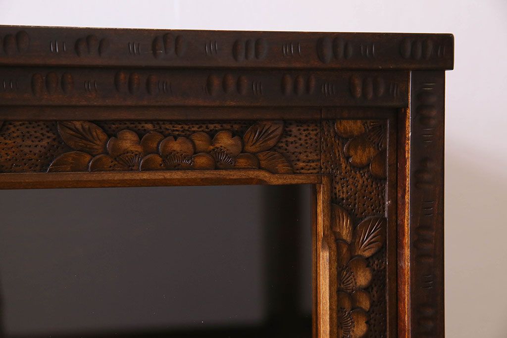 中古　伝統工芸　軽井沢彫りを施した華やかな茶箪笥(茶棚、収納棚)