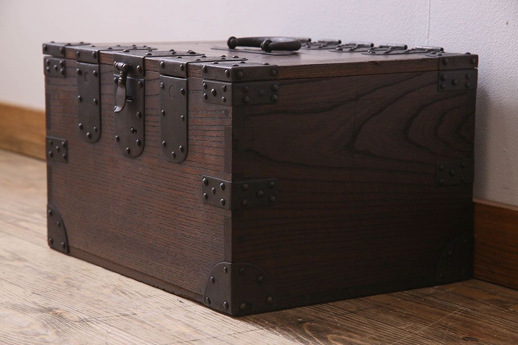 アンティーク雑貨　和製アンティーク　総欅材　立派な金具が魅力的な時代収納箱(小物収納箱)