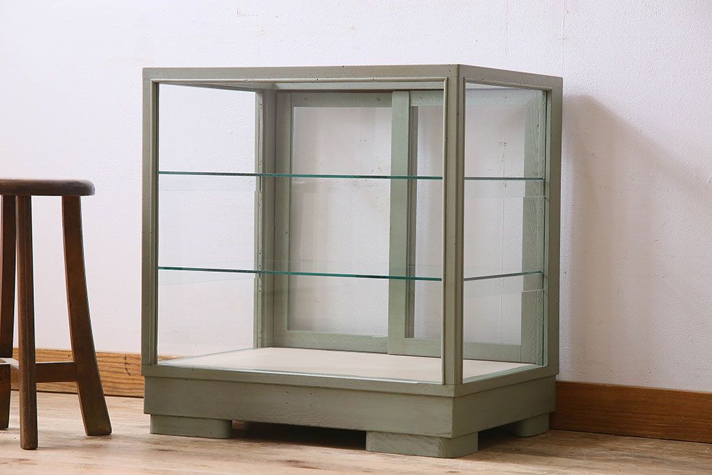 ペイント家具　4面ガラス!落ち着きのある色合いの小振りなガラスケース(ガラスケース・ショーケース)