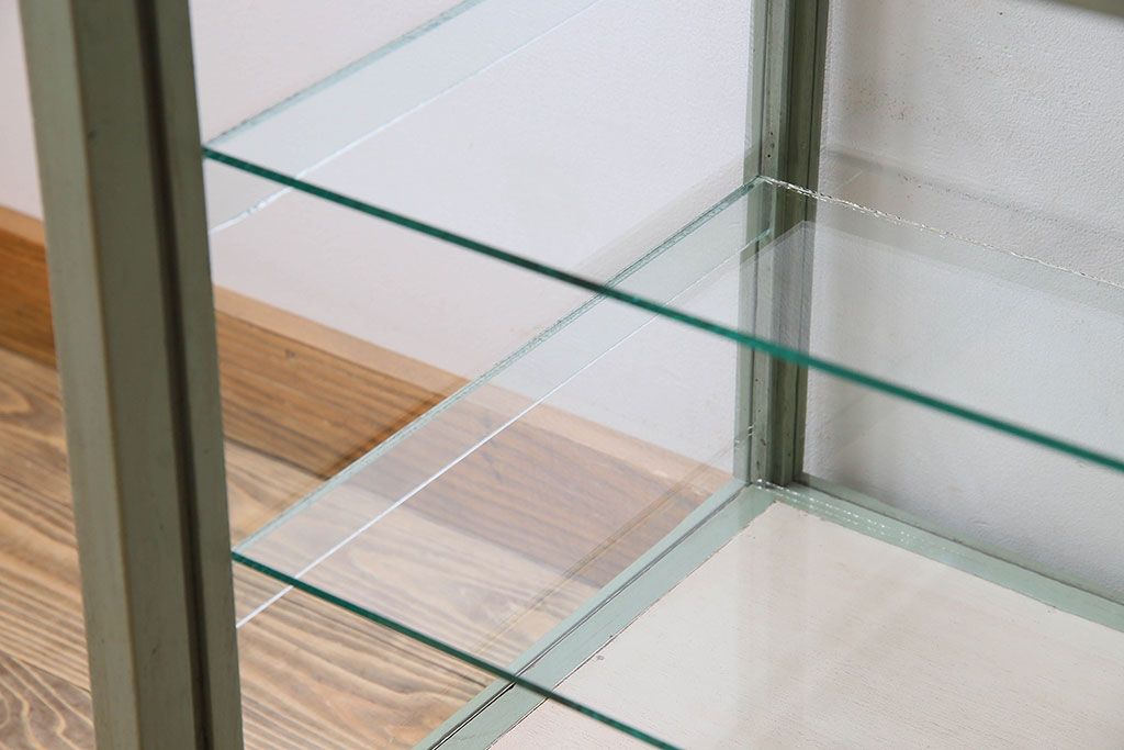 ペイント家具　4面ガラス!落ち着きのある色合いの小振りなガラスケース(ガラスケース・ショーケース)