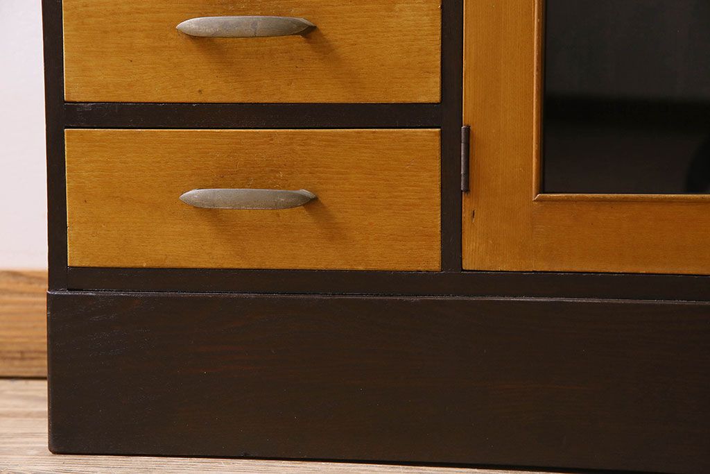 レトロ家具　レトロ　シックな色合いが魅力的な本箱(ブックケース、収納棚、戸棚、食器棚)