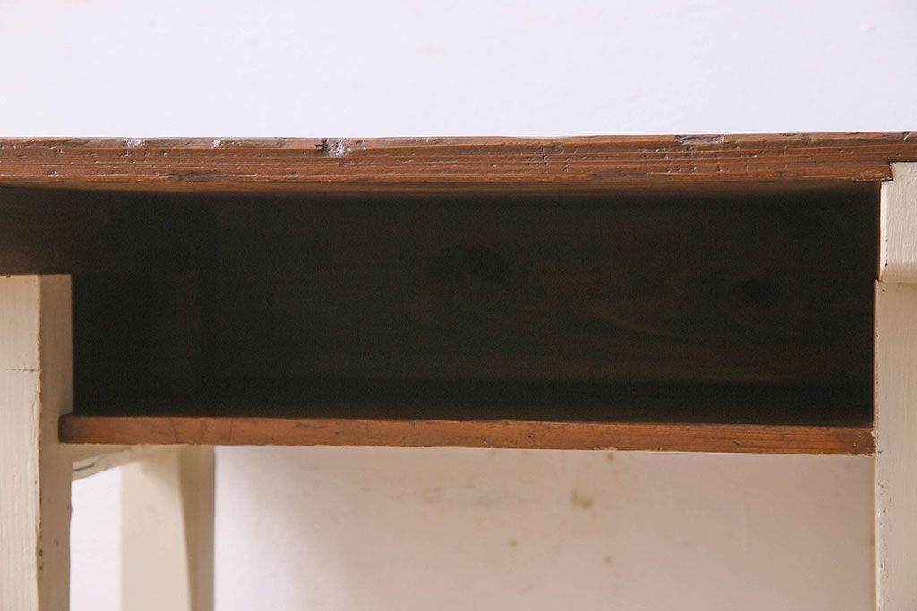 アンティーク雑貨　ペイント家具　小学校で使われていた小振りなアンティークデスク(机、在宅ワーク、在宅用サイドテーブル、花台)