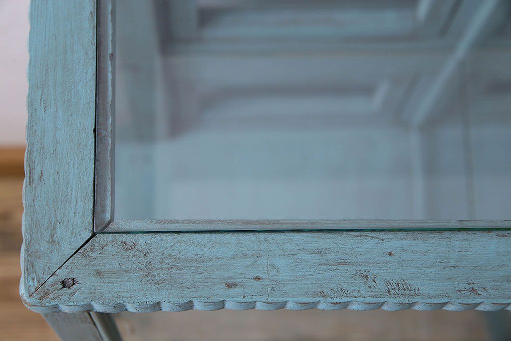 ペイント家具　アンティークペイントのマス目ガラスケース(ショーケース、収納棚、飾り棚、マス目棚)