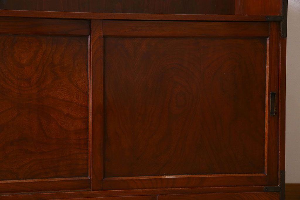 アンティーク家具　和製アンティーク　前面欅材　漆塗りが美しい戸棚(収納棚)