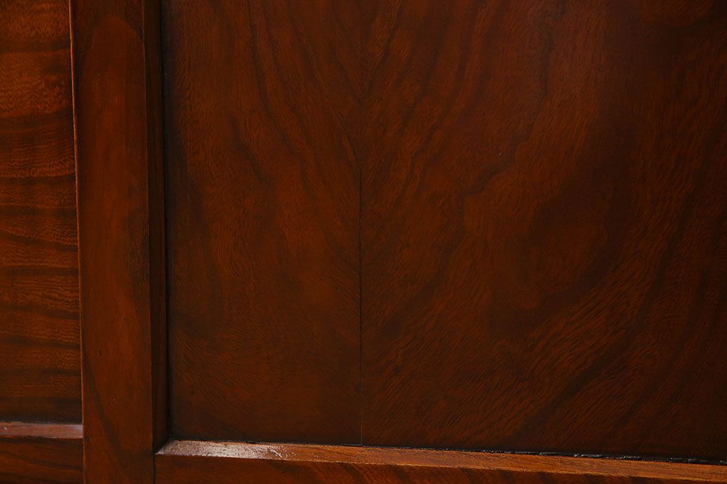 アンティーク家具　和製アンティーク　前面欅材　漆塗りが美しい戸棚(収納棚)