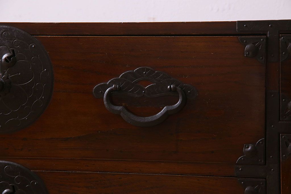 アンティーク家具　前面栗材　漆塗り!桜丸金具の時代箪笥ローボード(米沢箪笥、衣装箪笥、引き出し、テレビ台)(1)