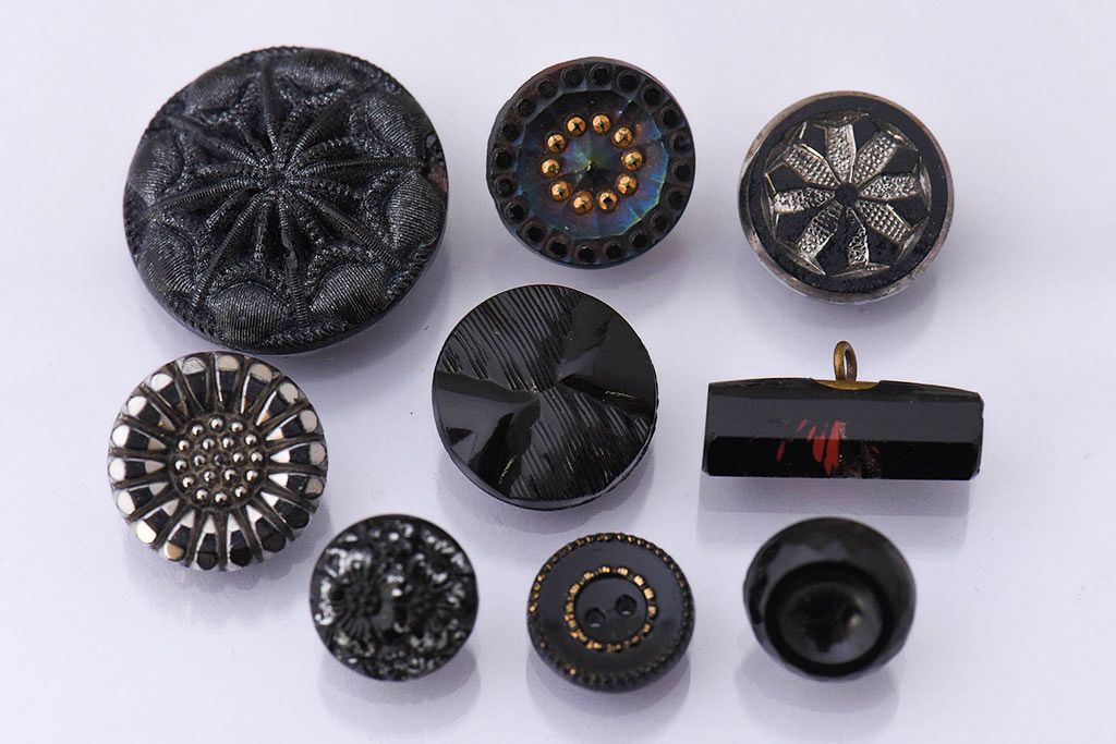 アンティーク雑貨　ビンテージ　チェコ製　ブラックガラスのボタン9個セット(1)