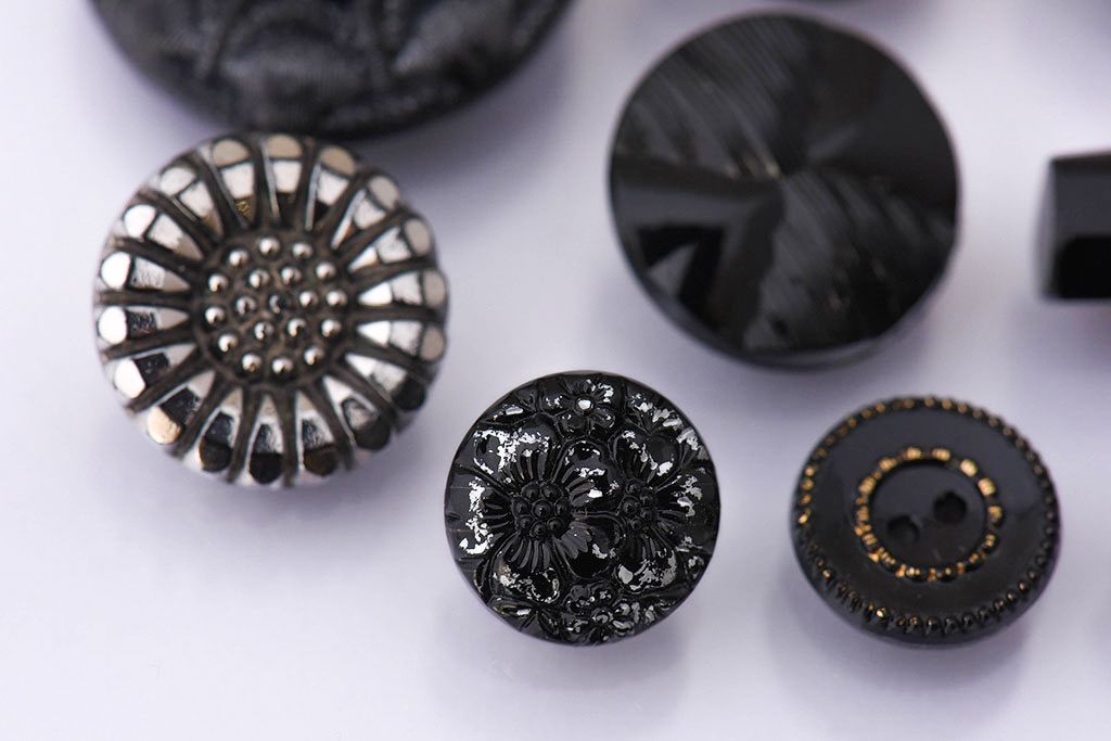 アンティーク雑貨　ビンテージ　チェコ製　ブラックガラスのボタン9個セット(1)
