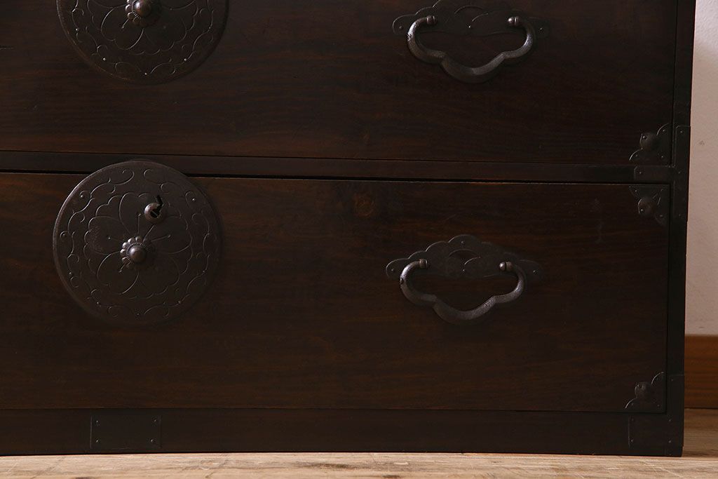 アンティーク家具　R-1　古民具・骨董　前面栗材の米沢箪笥・下段(衣装箪笥、ローボード、テレビボード)(2)
