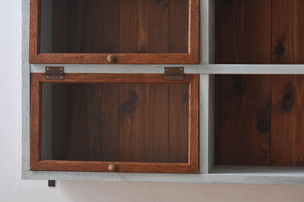 ペイント家具　クリアガラスのパタパタ扉付き!ウォールラック(壁掛け飾り棚、収納棚、戸棚、食器棚)