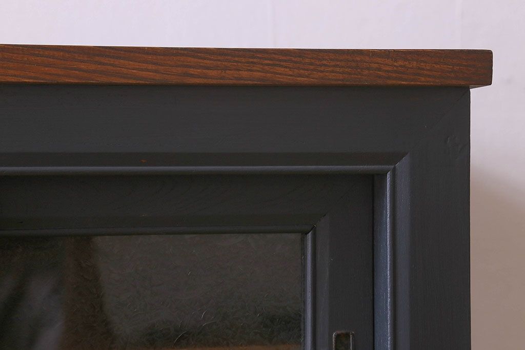 アンティーク家具　和製アンティーク　天板栗材　人気の結霜ガラスが使用されたモダンなペイント戸棚(水屋箪笥、収納棚、食器棚、本箱)