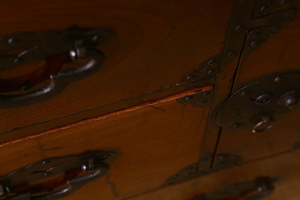 アンティーク家具　和製アンティーク　前面欅材　漆塗り　菊の描かれた金具が和の空間を引きたてる米沢箪笥(衣装箪笥、引き出し)