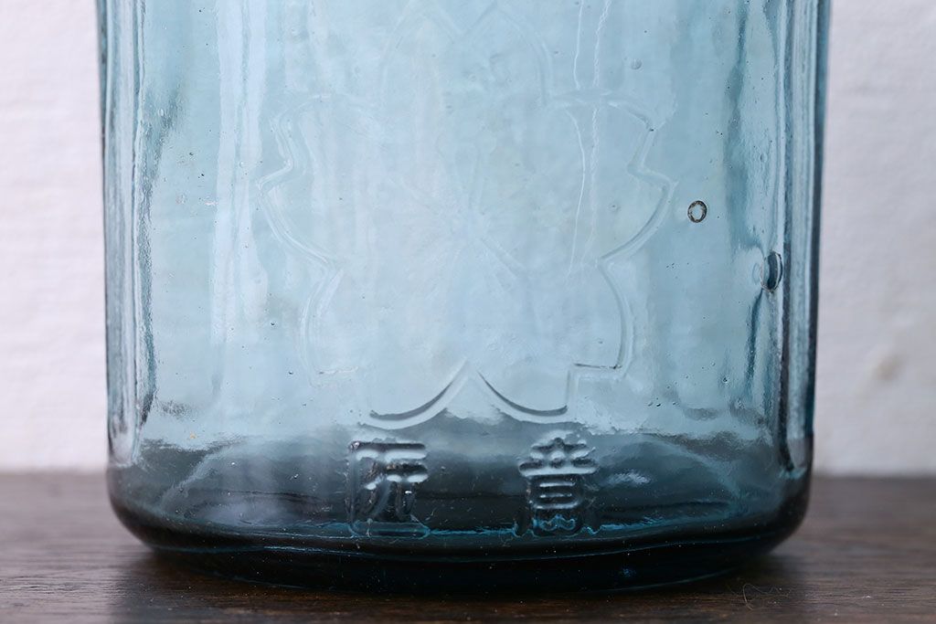 アンティーク雑貨　アンティーク　涼しげな色合いと桜の模様が魅力的な蓋付きガラス瓶(ガラスビン)(1)