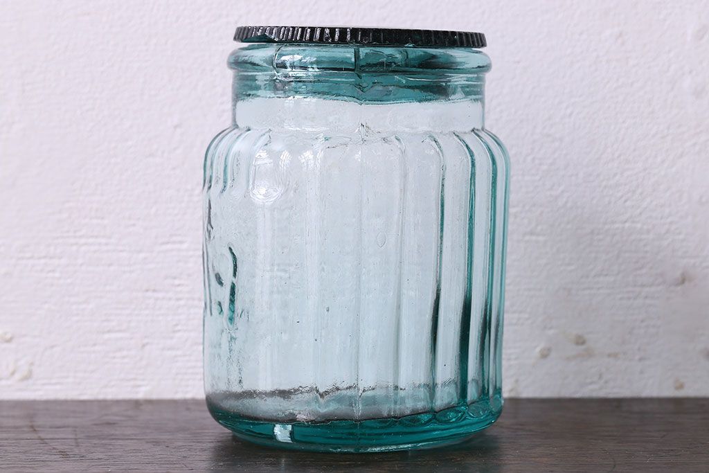 アンティーク雑貨　アンティーク　涼しげな色合いが魅力的な蓋付きガラス瓶(ガラスビン)