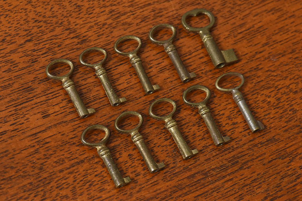 アンティーク雑貨　イギリスアンティーク　シャビーな雰囲気が魅力的なキー(鍵、カギ)10本セット(1)