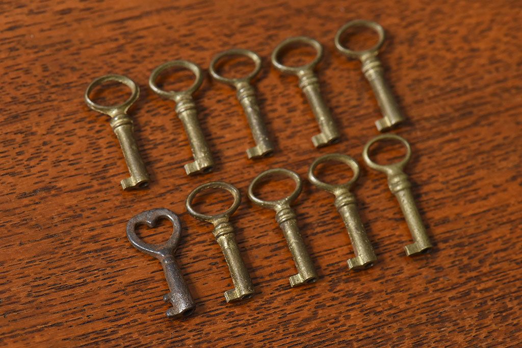 アンティーク雑貨　イギリスアンティーク　シャビーな雰囲気が魅力的なキー(鍵、カギ)10本セット(2)