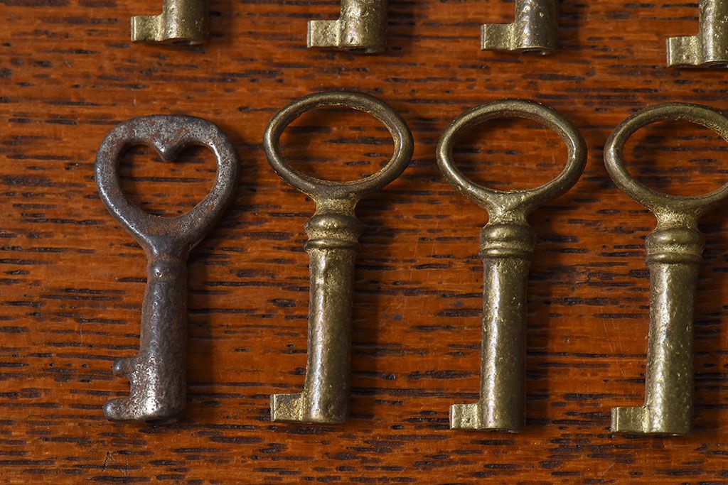 アンティーク雑貨　イギリスアンティーク　シャビーな雰囲気が魅力的なキー(鍵、カギ)10本セット(2)